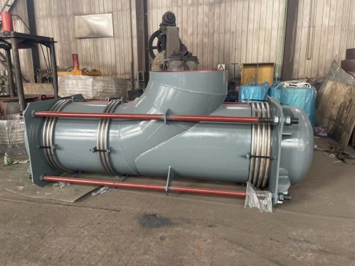 曲管压力平衡式补偿器安装在管道的拐弯处或与设备连接的的管道上使用